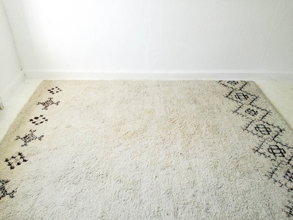 Oddhaus Vintage Luxembourg Vintage Beni Ourain berber rug 100% virgin wool geometric off-white color geometric patterns