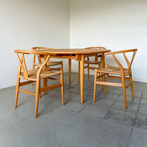Hans Wagner for Carl Hansen CH337 Dining Table in oiled oak finish