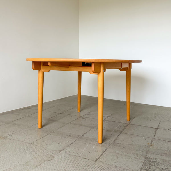 Hans Wagner for Carl Hansen CH337 Dining Table in oiled oak finish