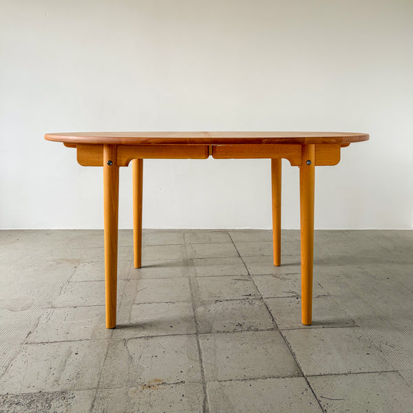 Hans Wagner for Carl Hansen CH337 Dining Table in oiled oak finish