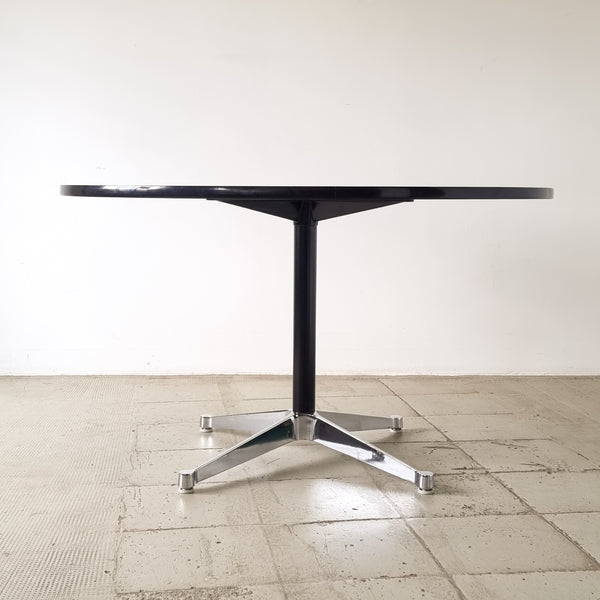 § Eames Round Laminate Dining Table