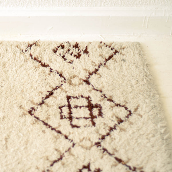 Oddhaus Vintage Luxembourg Vintage Beni Ourain berber rug 100% virgin wool geometric off-white color geometric patterns -geometric pattern detail view
