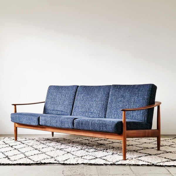 § Mid-century Knoll Antimott Sofa