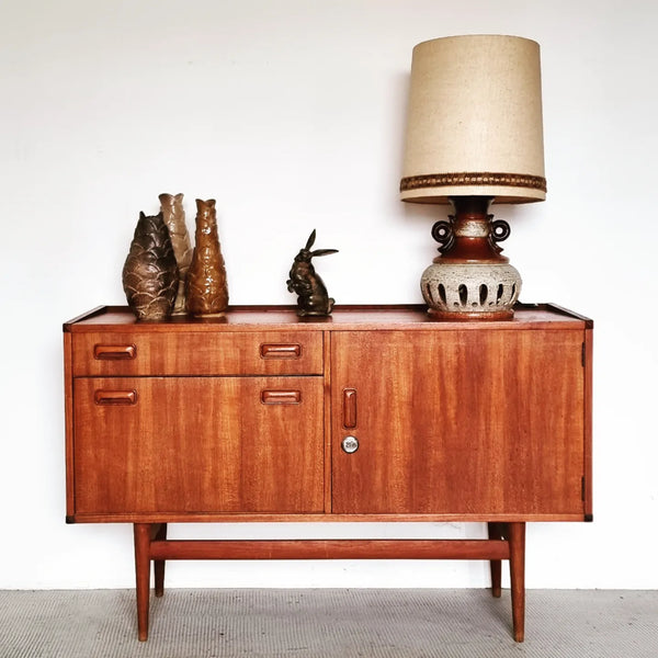 § Small Mid-century Sideboard Musterring