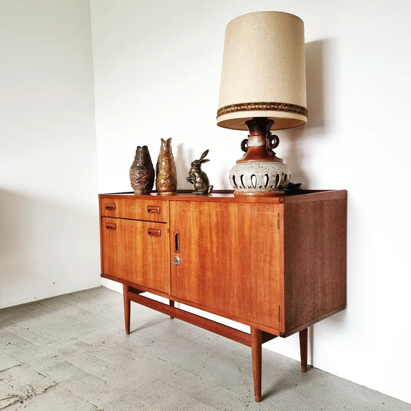 § Small Mid-century Sideboard Musterring