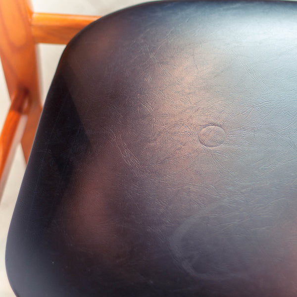 Oddhaus Vintage Luxembourg Vintage Danish Midcentury accent chair teak wood black vinyl seat seat detail