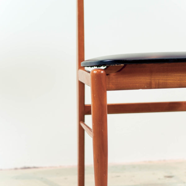 Oddhaus Vintage Luxembourg Vintage Danish Midcentury accent chair teak wood black vinyl seat detail